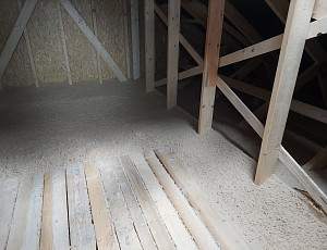 Zateplení stropu dřevostavby pomocí dřevovláknité foukané izolace